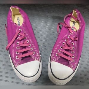 Converse chuck Taylor men’s 9 woman’s 11